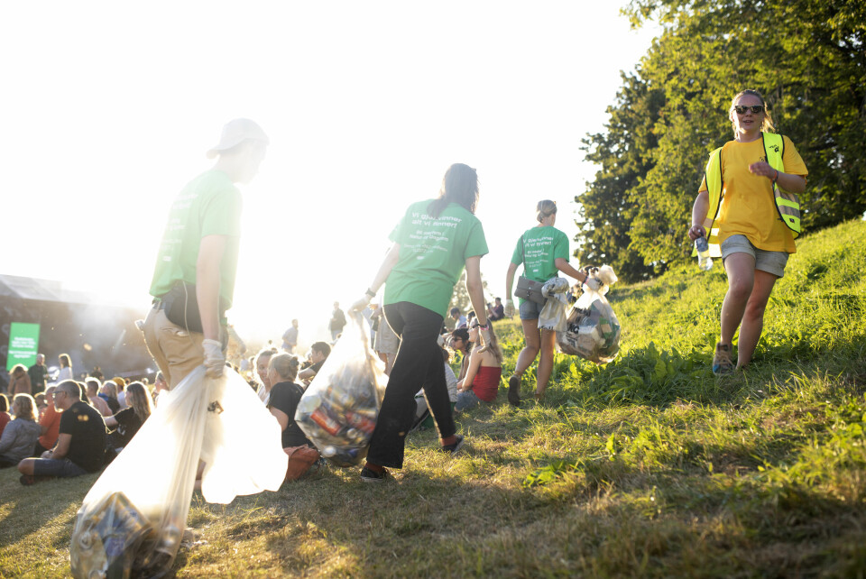 Frivillige fra Natur og Ungdom rydder hele festivalområdet for søppel og pant. Frivillige fra Natur og Ungdom rydder hele festivalområdet for søppel og pant.