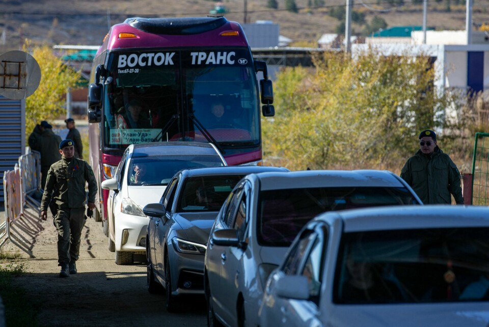 En mongolsk grensevakt sjekker russiske biler som forlater Russland via grensestasjonen på Altanbulag i Mongolia søndag. En mongolsk grensevakt sjekker russiske biler som forlater Russland via grensestasjonen på Altanbulag i Mongolia søndag.