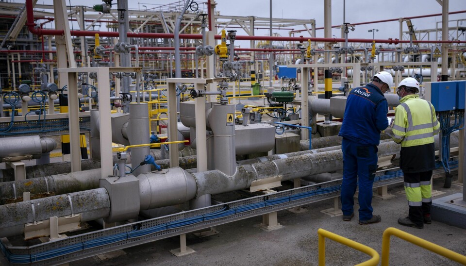 EU-landene importerer nå store mengder flytende, nedkjølt gass (LNG) fra USA, Midtøsten og Afrika for å dekke opp for bortfallet av russisk gass. Her fra Europas største LNG-anlegg i Barcelona. Ansatte jobber på LNG-anlegget i Barcelona i mars i år.
