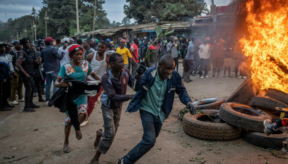 Det er brutt ut protester flere steder i Kenya etter at William Ruto ble utropt som vinner av presidentvalget Tilhengere av presidentkandidat Raila Odinga løper forbi brennende bildekk i Kibera-slummen i Nairobi. Det brøt ut protester flere steder i Kenya etter at William Ruto ble utropt til vinner av presidentvalget. Foto: Ben Curtis / AP / NTB