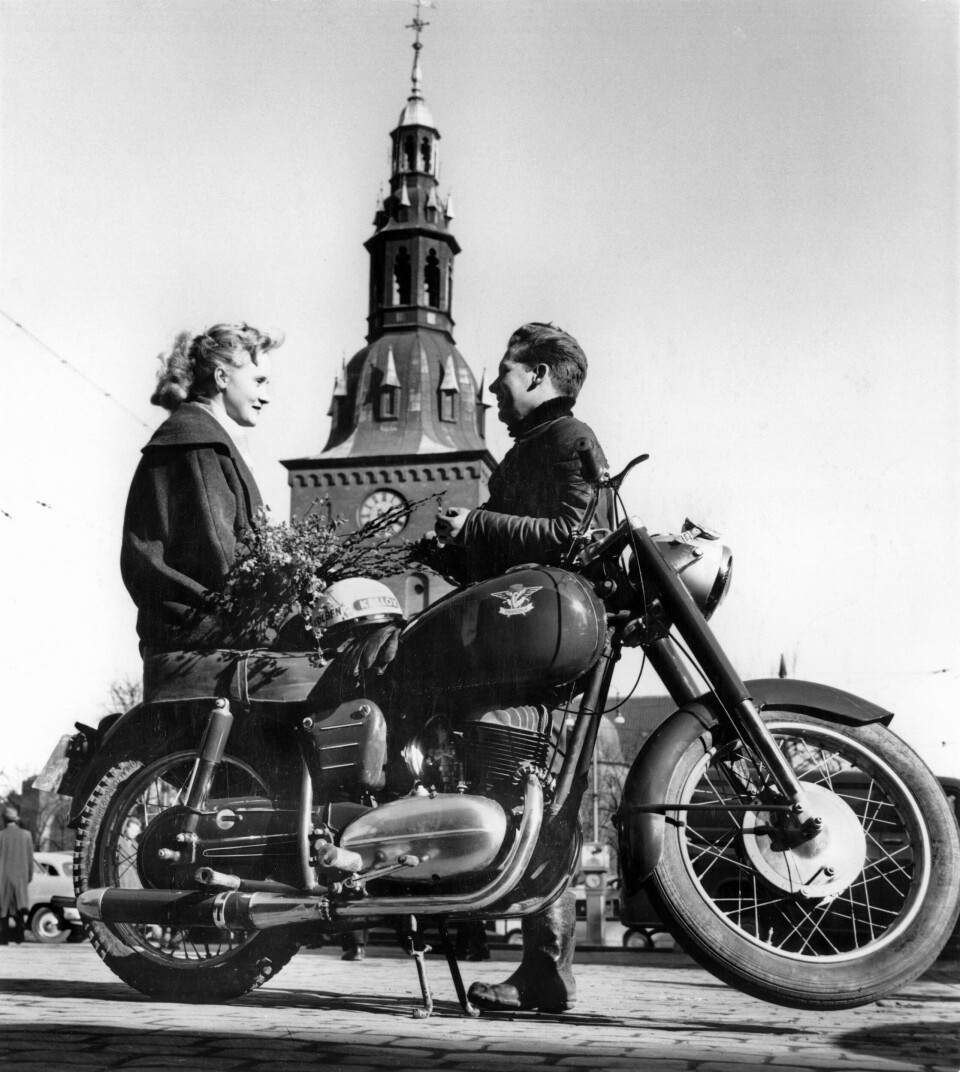 Et par utenfor Oslo domkirke i juni 1957. De avfotograferte var ikke tilknyttet Blackie-gjengen, men viser den nye ungdomskulturen som vokste fram på 1950-tallet med motorsykkel, skinnjakke og fart og spenning. Et par utenfor Oslo domkirke juni 1957. De avfotograferte var ikke tilknyttet Blackie-gjengen, men viser den nye ungdomskulturen som vokste fram på 1950-tallet med motorsykkel, skinnjakke og fart og spenning.