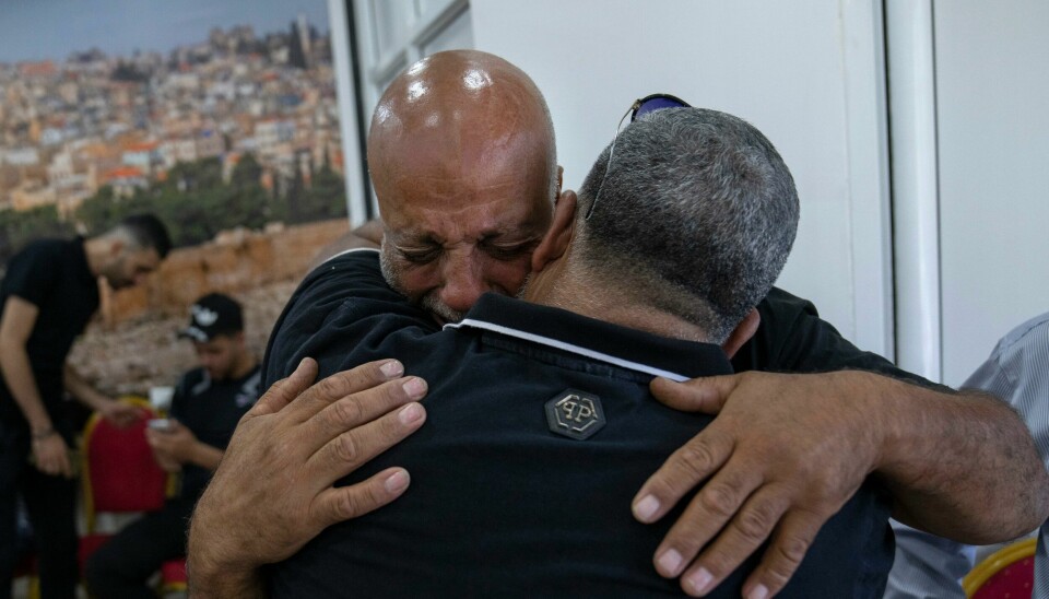 Ibrahim al-Shaham (t.v.) kondoleres etter at hans sønn ble drept av israelsk politi. Ibrahim al-Shaham (t.v.) kondoleres etter at hans sønn ble drept av israelsk politi. Foto: Nasser Nasser / AP / NTB