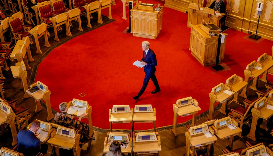 Den politiske scenen har det siste halvåret vært preget av to karakterer, to roller. Den ene er «den forsiktige»: Dette har vært regjeringens «vente og se an»-linje i møte med de økte matprisene og de økte strømprisene, skriver vår kommentator. Her er Jonas Gahr Støre i Stortinget. .