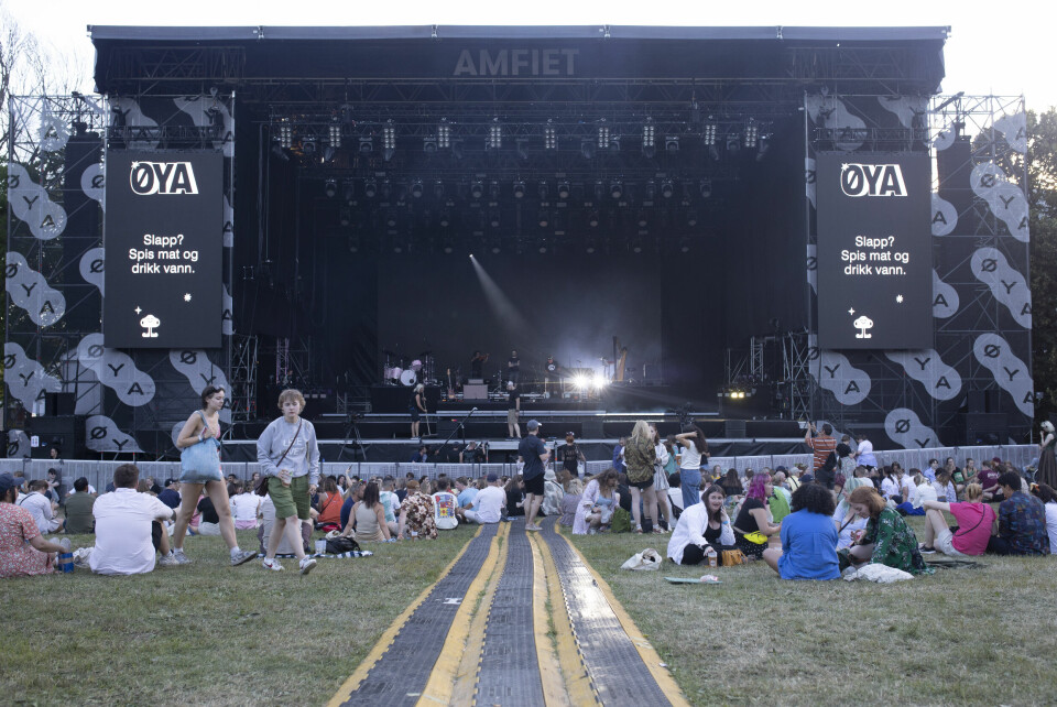 Foran scena har folk allerede satt seg ned for å være fremst på Florence + the Machine, og skjermene minner oss på å få i oss mat og drikke. Foran scena har folk allerede satt seg ned for å være fremst på Florence + the Machine, og skjermene minner oss på å få i oss mat og drikke.