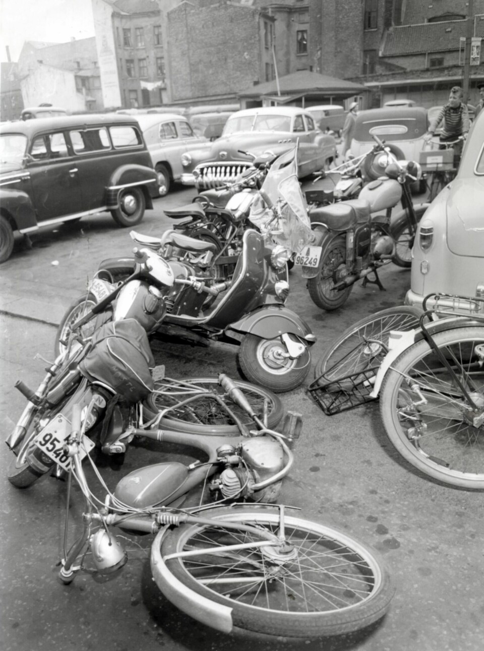 Ungdom har satt fra seg sykler, mopeder, scootere og motorsykler utenfor Sentrum kino 20. september 1956 for å se filmen Rock around the Clock. På kvelden startet opptøyer som varte i tre dager. Ungdom har satt fra seg sykler, mopeder, scootere og motorsykler utenfor Sentrum kino 20. september 1956 for å se filmen Rock around the Clock. På kvelden startet opptøyer som varte i tre dager.