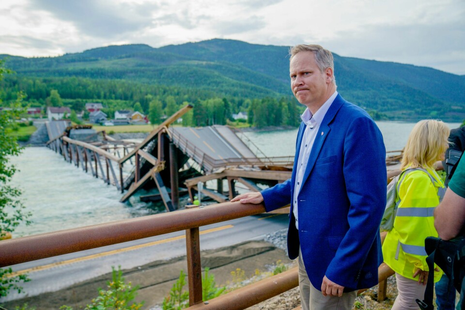 Samferdselsminister Jon-Ivar Nygård (Ap) var mandag ettermiddag på befaring ved Tretten bro. Ingen ble skadd da broen kollapset. Samferdselsminister Jon-Ivar Nygård (Ap) var mandag ettermiddag på befaring ved Tretten bro. Ingen ble skadd da broen kollapset. Foto: Stian Lysberg Solum / NTB