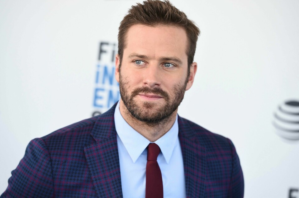 Armie Hammer fotografert på rød løper i 2019, før alle beskyldningene mot ham begynte å komme. Armie Hammer fotografert på rød løper i 2019, før alle beskyldningene mot ham begynte å komme. Foto: AP