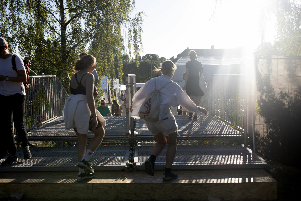 Ved trappene løper en gjeng i full fart forbi, forsiktig opp trinnene til trappa så ingen tryner, og i full fart ned mot Sirkusscenen. Ved trappene løper en gjeng i full fart forbi, forsiktig opp trinnene til trappa så ingen tryner, og i full fart ned mot Sirkusscenen.
