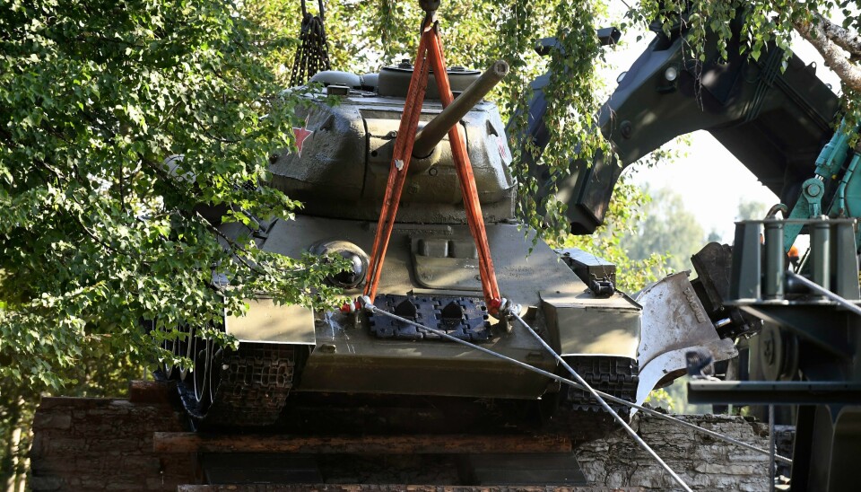 En sovjetisk T-34-stridsvogn som var satt opp som minnesmerke over andre verdenskrig, er fjernet fra byen Nava, nær Estlands grense mot Russland. En sovjetisk T-34-stridsvogn som var satt opp som minnesmerke over andre verdenskrig, er fjernet fra byen Nava, nær Estlands grense mot Russland. Foto: Sergei Stepanov / AP / NTB
