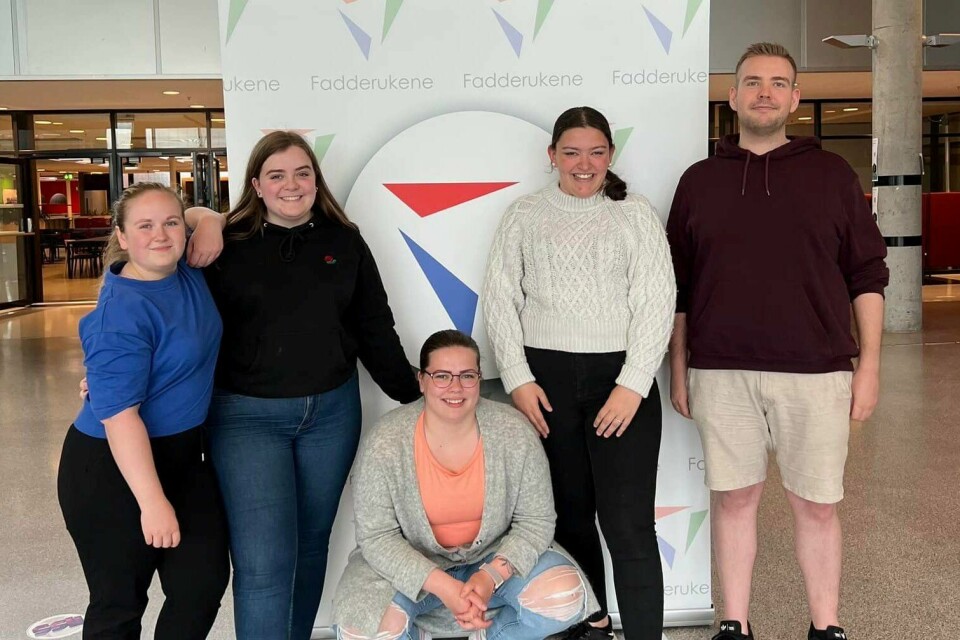 Fadderstyret er glade for å kunne tilby de nye studentene to uker med moro. F.v.: Jenny Ek, Andrea Mickelson Stenhaug, Signe-Marie Berg, Vanja Venida Gullerud Haugo, og Eilif Johansen. Fadderstyret er glade for å kunne tilby de nye studentene to uker med moro. F.v.: Jenny Ek, Andrea Mickelson Stenhaug, Signe-Marie Berg, Vanja Venida Gullerud Haugo, og Eilif Johansen.