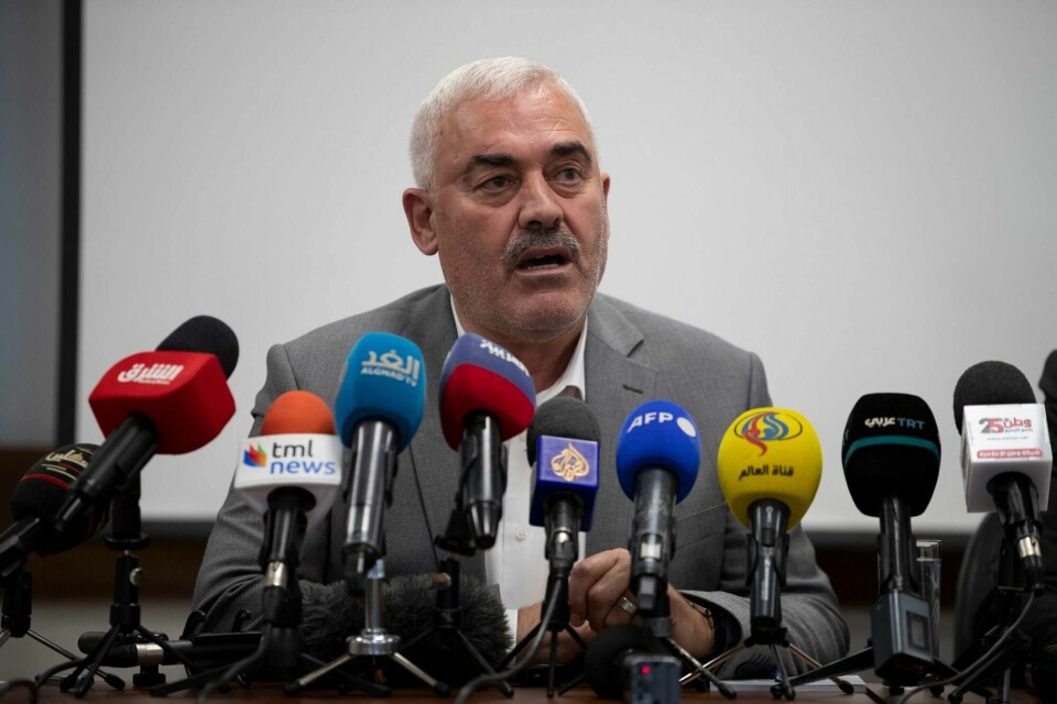 Shawan Jabarin er leder for den norskstøttede palestinske menneskerettsorganisasjonen Al-Haq, som ble stormet av israelske soldater. Arkivfoto. Shawan Jabarin, director of the al-Haq human rights group, speaks during a news conference in the West Bank city of Ramallah, Saturday, Oct. 23, 2021. Israel on Friday, Oct. 22, declared six prominent Palestinian human rights groups to be terrorist organizations, saying they were secretly linked to a left-wing militant movement. (AP Photo/Majdi Mohammed)