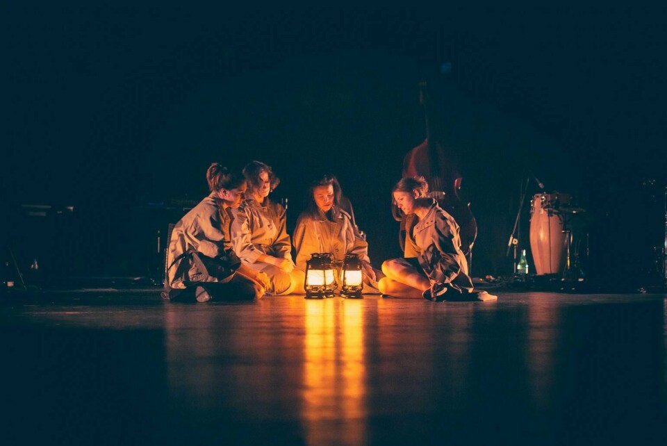 Dance Macabre av og med Dakh Daughters spilles som del av Den ukrainske motstandsfestivalen ved Det norske teatret, seks måneder etter den russiske invasjonen, og 31 år etter Ukrainas frigjøring fra Sovjetunionen. Dance Macabre av og med Dakh Daughters spilles som del av Den ukrainske motstandsfestivalen ved Det norske teatret, seks måneder etter den russiske invasjonen, og 31 år etter Ukrainas frigjøring fra Sovjetunionen.