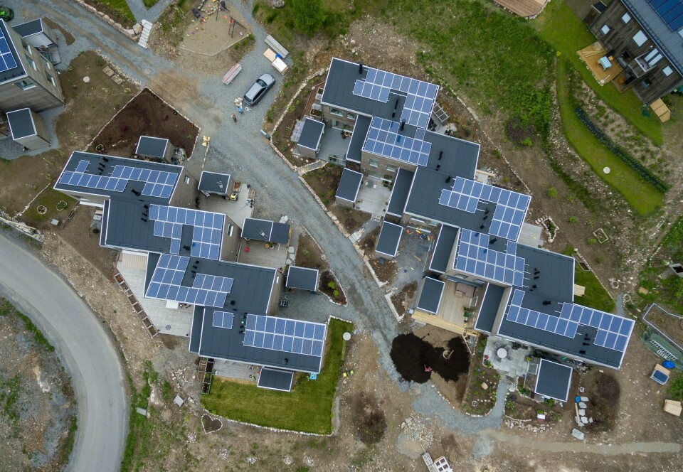 Mulighetene for å utnytte tak og fasader til solenergi er høye i Norge, viser en studie Multiconsult har gjennomført. Her bile av økolandsbyen i Hurdal hvor husene har solcellepaneler på taket for å være mest mulig selvforsynt med strøm. Mulighetene for å utnytte tak og fasader til solenergi er høye i Norge, viser en studie Multiconsult har gjennomført. Her bile av økolandsbyen i Hurdal hvor husene har solcellepaneler på taket for å være mest mulig selvforsynt med strøm. Foto: Tore Meek / NTB