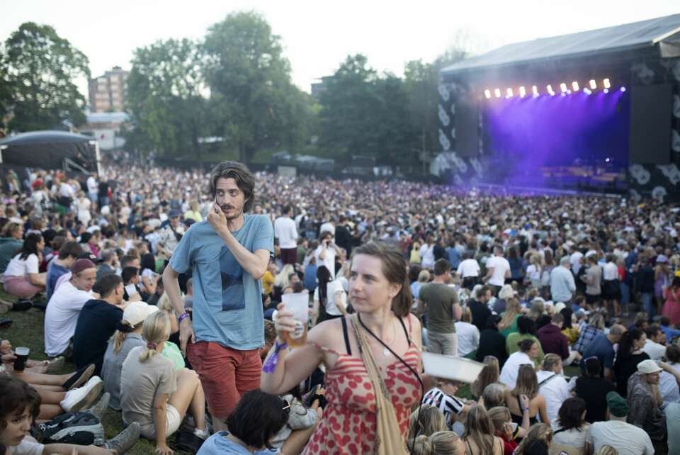 –Hvor er du sa du? – Jeg ser deg ikke... Uansett hvor du går på Øyafestivalen treffer du alltid noen som leter etter noen. Noen som står i telefonen, vinker, speider utover, eller gjør et rart tegn med armene som bare vennene skal kjenne igjen. Øya