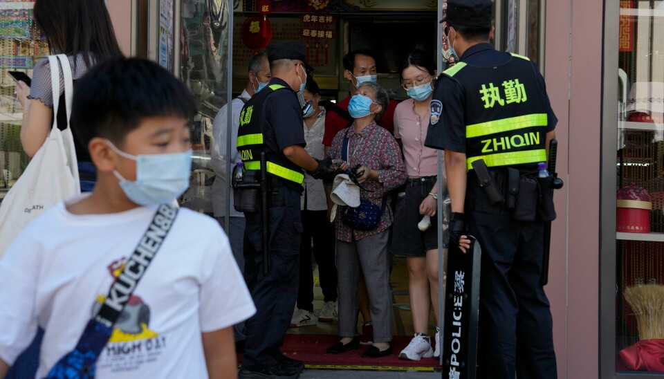 Sikkerhetsvakter passer på ved en butikk i Beijing. Kinesiske myndigheter bruker fortsatt psykiatriske sykehus til å bli kvitt politiske dissidenter og borgere som klager på myndighetene. Sikkerhetsvakter passer på ved en butikk i Beijing. Kinesiske myndigheter bruker fortsatt psykiatriske sykehus til å bli kvitt politiske dissidenter og borgere som klager på myndighetene. Foto: Ng Han Guan / AP / NTB
