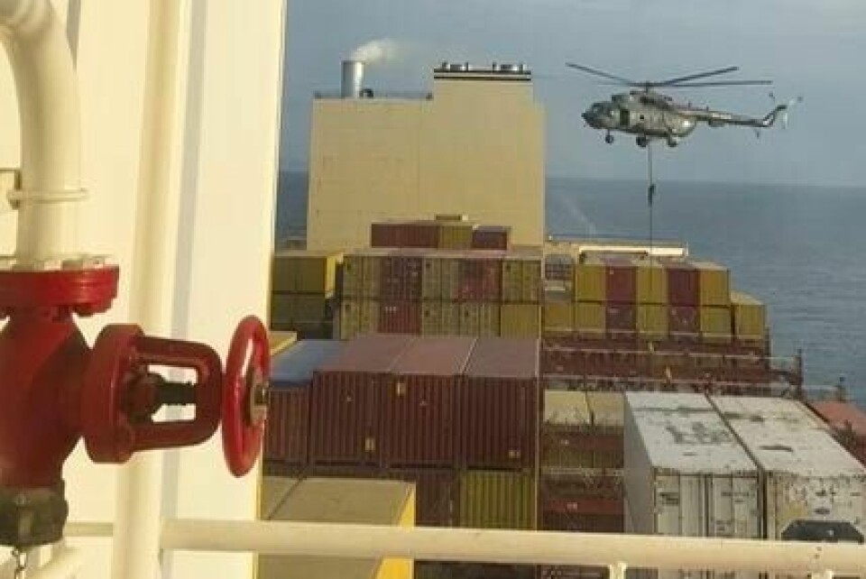 Et bilde fra en video som viser kommandosoldater som heises ned fra et helikopter til et konteinerskip i Omanbukta. Et bilde fra en video som viser kommandosoldater som heises ned fra et helikopter til et konteinerskip i Omanbukta. Foto: AP / NTB