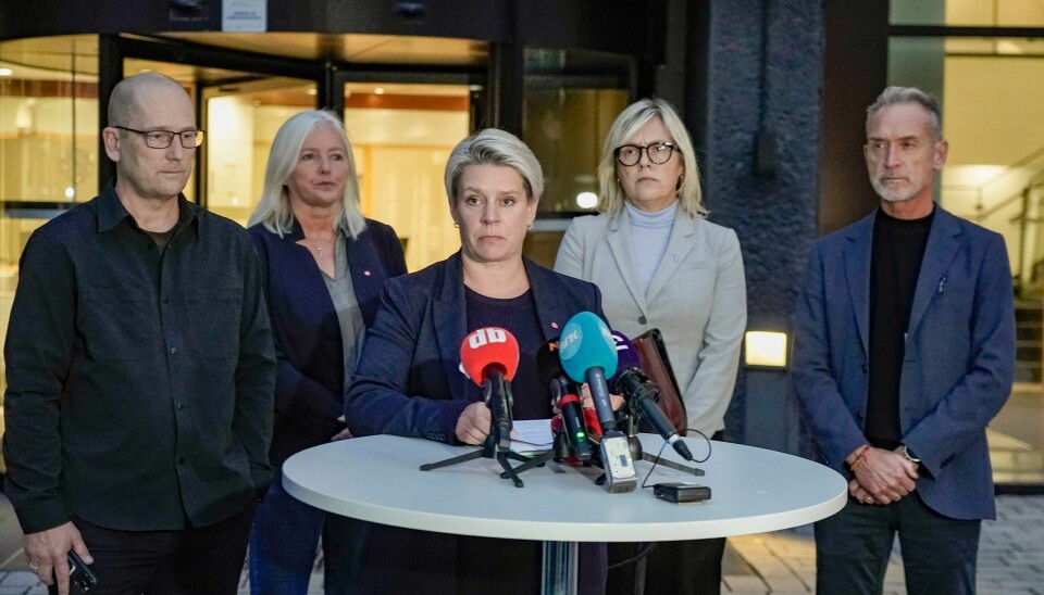 Arbeids- og inkluderingsminister Marte Mjøs Persen sammen med representanter for partene i lærerstreiken, etter at regjeringen valgte å stoppe streiken med tvungen lønnsnemnd. Arbeids- og inkluderingsminister Marte Mjøs Persen sammen med representanter for partene i lærerstreiken, etter at regjeringen valgte å stoppe streiken med tvungen lønnsnemnd.