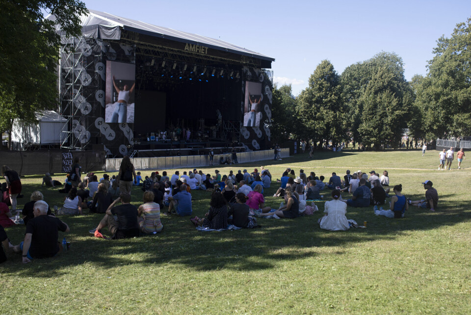 Det er torsdag og Øya har akkurat åpna, og også i dag nærmer gradestokken seg 30 grader celcius. Da er det godt det finnes skygge, også foran scenene. Det er torsdag og Øya har akkurat åpna, og også i dag nærmer gradestokken seg 30 grader celcius. Da er det godt det finnes skygge, også foran scenene.
