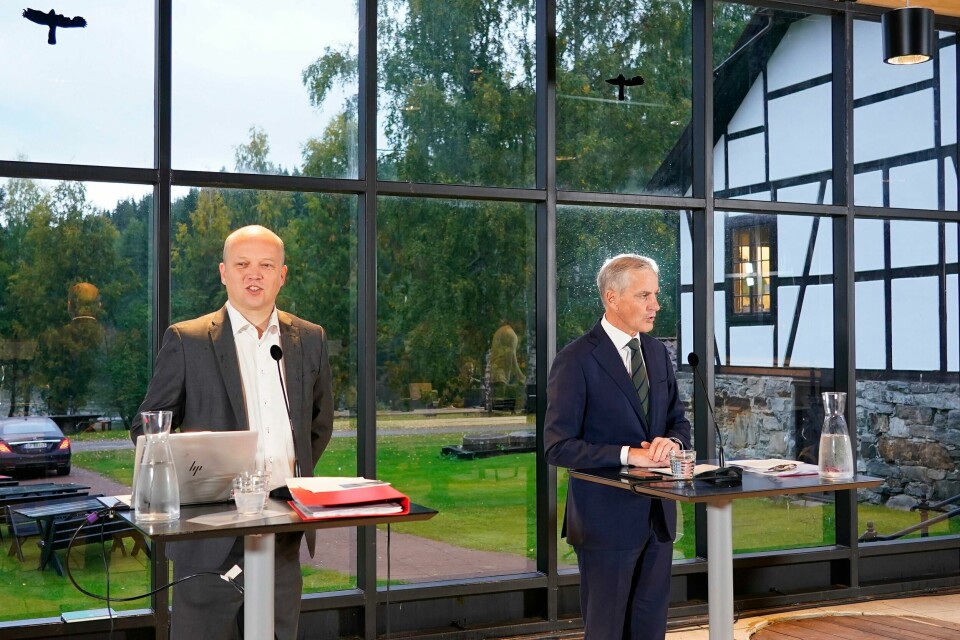 Statsminister Jonas Gahr Støre (Ap) og finansminister Trygve Slagsvold Vedum (Sp) under onsdagens pressekonferanse på Blaafarveværket. Statsminister Jonas Gahr Støre (Ap) og finansminister Trygve Slagsvold Vedum (Sp) under onsdagens pressekonferanse på Blaafarveværket.Foto: Terje Bendiksby / NTB
