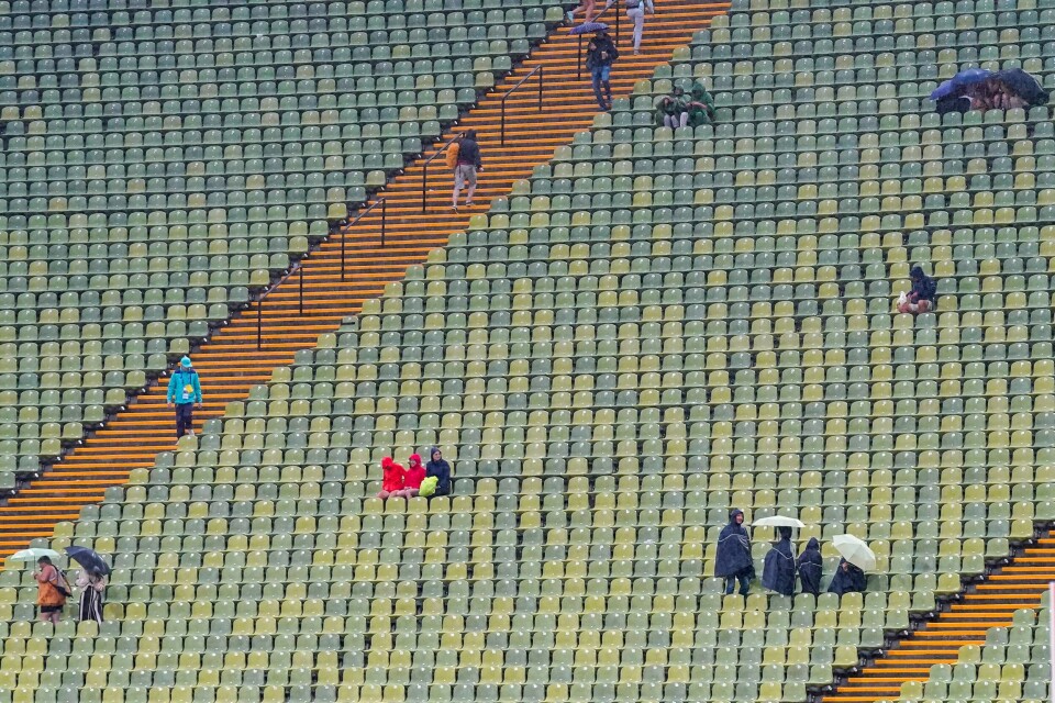 Publikum ble bedt om å komme seg under tak da det begynte å lyne og et kraftig regnvær kom over Olympiastadion i München. Fredagens kveldsøvelser i friidretts-EM er satt på vent. Publikum ble bedt om å komme seg under tak da det begynte å lyne og et kraftig regnvær kom over Olympiastadion i München. Fredagens kveldsøvelser i friidretts-EM er satt på vent. Foto: Lise Åserud / NTB