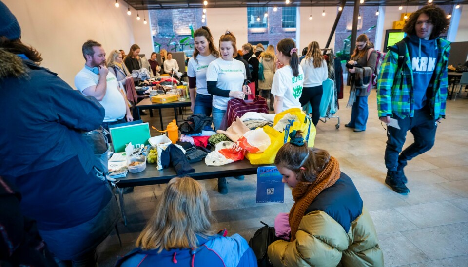 I fjor genererte hver innbygger i Norge 431 kilo avfall. Bare 43 prosent av det gikk til materialgjenvinning. 52 prosent ble brent, 4 prosent ble deponert, ifølge SSB. Men stadig flere får øynene opp for at det finnes alternativer til søppeldunken. Bildet er tatt under klesbyttedagen til naturvernstudentene ved Oslo Met i 2019. I fjor genererte hver innbygger i Norge 431 kilo avfall. Bare 43 prosent av det gikk til materialgjenvinning. 52 prosent ble brent, 4 prosent ble deponert, ifølge SSB. Men stadig flere får øynene opp for at det finnes alternativer til søppeldunken. Bildet er tatt under klesbyttedagen til naturvernstudentene ved Oslo Met i 2019.