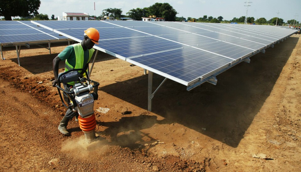 Afrika har store uutnytta energikjelder, særleg sol. Ein reknar med at Afrika har 40 prosent av det globale potensialet for solenergi, men berre 1 prosent av den installerte kapasiteten i verda. Bildet er frå ein solcellepark i Soroti i Uganda. Afrika har store uutnytta energikjelder, særleg sol. Ein reknar med at Afrika har 40 % av det globale potensialet for solenergi, men berre 1 % av den installerte kapasiteten i verda. Bildet er frå ein solcellepark i Soroti i Uganda.