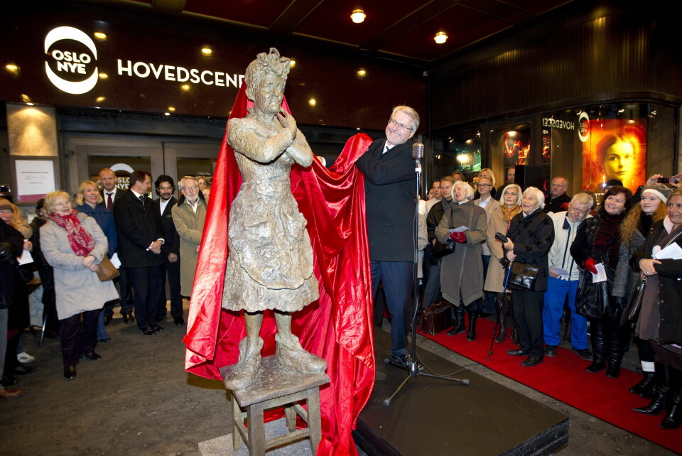 Daværende ordfører i Oslo, Fabian Stang, avduker Nina Sundbyes skulptur av Aud Schønemann foran Oslo Nye Teater i 2010. Daværende ordfører i Oslo, Fabian Stang, avduker Nina Sundbyes skulptur av Aud Schønemann foran Oslo Nye Teater i 2010.