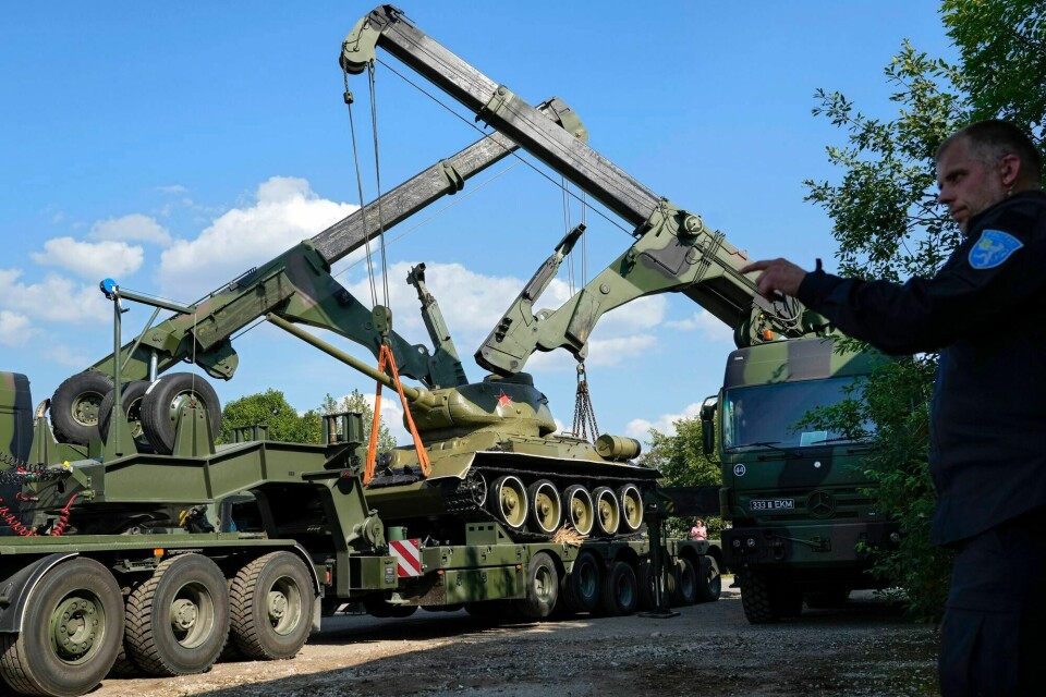 Et sovjetisk krigsminnesmerke i form av en tank i den estiske byen Narva ble tirsdag fjernet. Dagen etter ble Estland utsatt for et massivt dataangrep. Cranes unload a Soviet T-34 tank which was installed as a monument in Narva from a trailer at a military museum in Tallinn, Estonia, Tuesday, Aug. 16, 2022. Estonia's government said Tuesday it has decided to remove a Soviet monument in a border town of Narva sitting in the Baltic country's Russian-speaking part, with the prime minister saying the reason for the dismantling is that it represents a risk for public order. (AP Photo/Sergei Grits)