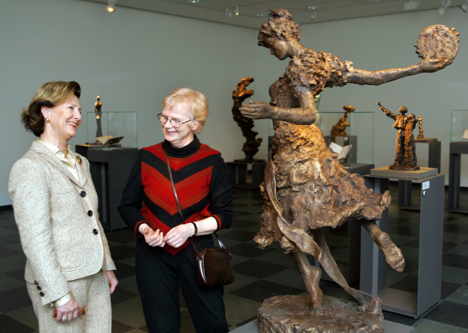 Dronning Sonja besøker utstillingen «Ibsens kvinner - Nina Sundbyes skulpturer møter Ibsens manuskripter» på Nasjonalbiblioteket i 2006. Dronning Sonja besøker utstillingen «Ibsens kvinner - Nina Sundbyes skulpturer møter Ibsens manuskripter» på Nasjonalbiblioteket i 2006.