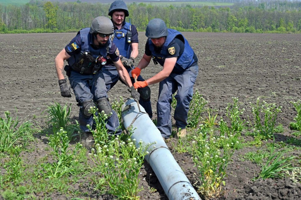 Eksperter på eksplosiver håndterer en russisk rakett som hadde landet like ved byen Kharkiv i Ukraina i mai. Snart skal også Norsk Folkehjelp gå i gang med å rydde i Ukraina. Eksperter på eksplosiver håndterer en russisk rakett som hadde landet like ved byen Kharkiv i Ukraina i mai. Snart skal også Norsk Folkehjelp gå i gang med å rydde i Ukraina.