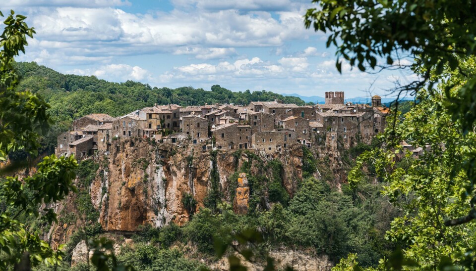 Omkranset av en grønn, frodig skog på en klippe 50 kilometer nordøst for Roma ligger middelalderlandsbyen Calcata. Landsbyen har ikke forandret seg nevneverdig siden «den hellige forhud» endte opp i landsbyen i 1527. Omkranset av en grønn, frodig skog på en klippe 50 kilometer nordøst for Roma ligger middelalderlandsbyen Calcata. Landsbyen har ikke forandret seg nevneverdig siden «den hellige forhud» endte opp i landsbyen i 1527.
