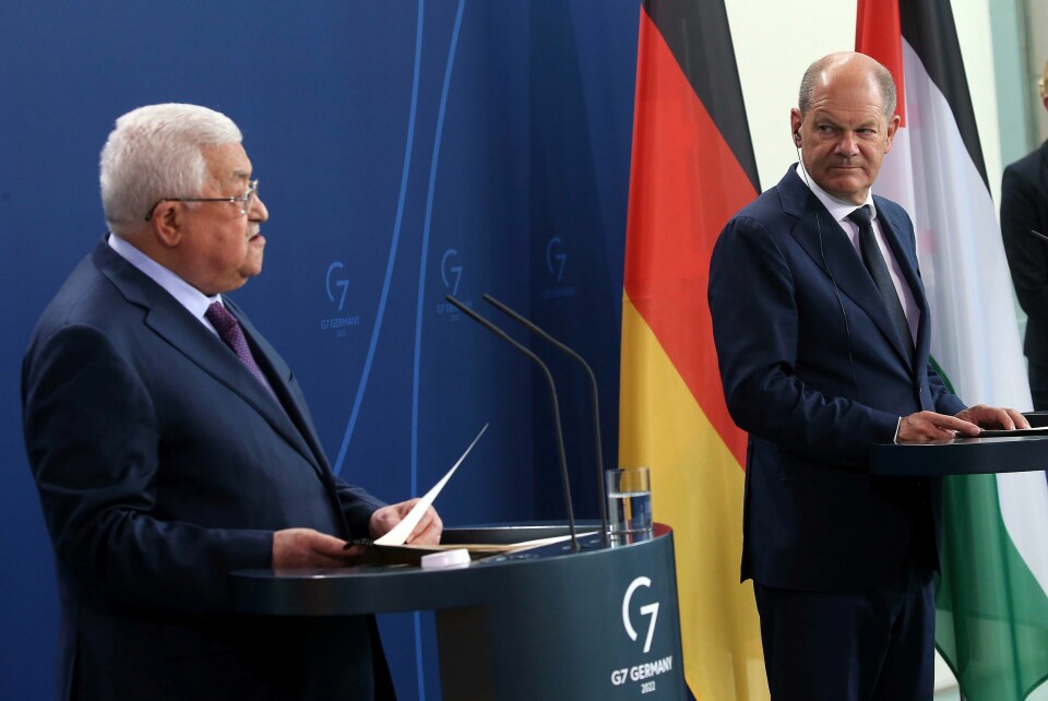 Tysklands statsminister Olaf Scholz (til høyre) ringte den israelske statsminister for å fordømme holocaust-uttalelsen Palestinas president Mahmoud Abbas kom med på en pressekonferanse i Berlin denne uka. En tysk etterkommer av holocaustoverlevende har anmeldt Abbas. Foto: Wolfgang Kumm / DPA via AP / NTB Tysklands statsminister Olaf Scholz (til høyre) ringte den israelske statsminister for å fordømme holocaust-uttalelsen Palestinas president Mahmoud Abbas kom med på en pressekonferanse i Berlin denne uka. En tysk etterkommer av holocaustoverlevende har anmeldt Abbas. Foto: Wolfgang Kumm / DPA via AP / NTB