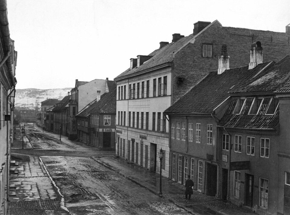 Vikingens redaksjonsmøter ble holdt i kafeen L’Orsas som lå i en gammel Christianiagård i Prinsens gate 14 ved hjørnet mot Kirkegata. Bildet viser Prinsens gate ca. 1870 - 1880. Vikingens redaksjonsmøter ble holdt i kafeen L’Orsas som lå i en gammel Christianiagård i Prinsens gate 14 ved hjørnet mot Kirkegata. Bildet viser Prinsens gate ca. 1870 - 1880. Foto: Oslo Museum