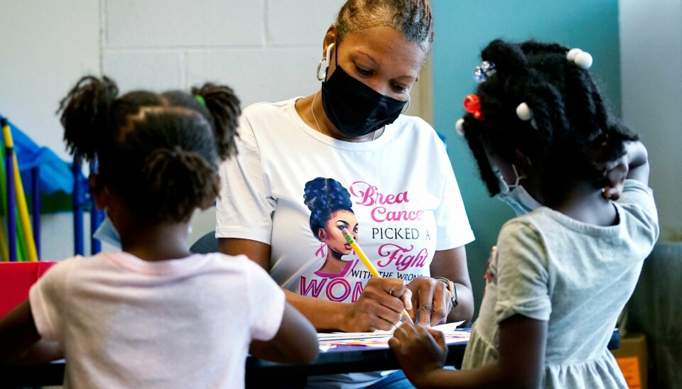 Davetra Richardson arbeider med munnbind på en barneskole i Chicago. En stor andel av USAs barn har vært utsatt for koronaviruset, viser en ny undersøkelse. Davetra Richardson arbeider med munnbind på en barneskole i Chicago. En stor andel av USAs barn har vært utsatt for koronaviruset, viser en ny undersøkelse. Foto: Nam Y. Huh / AP / NTB
