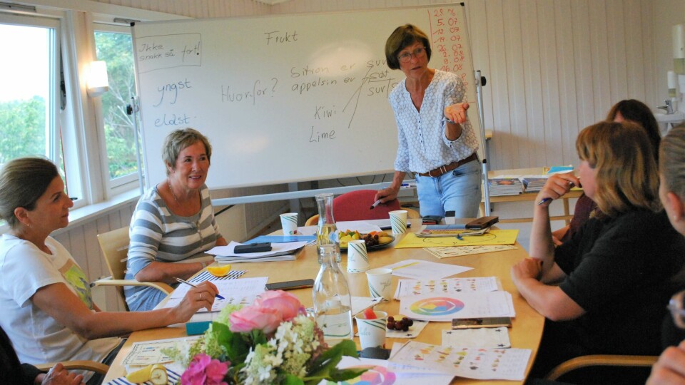 Wenche Ellefsen (nr. 2 f.v.) og president Heidi Oehmichen i Fredrikstad soroptimistklubb (stående foran tavla) er to av dem som har brukt sommeren på å undervise ukrainske flyktninger. Wenche Ellefsen (nr. 2 f.v.) og Heidi Oemichen (stående foran tavla) fra Fredrikstad soroptimistforening driver språkkafé for ukrainske flyktninger.