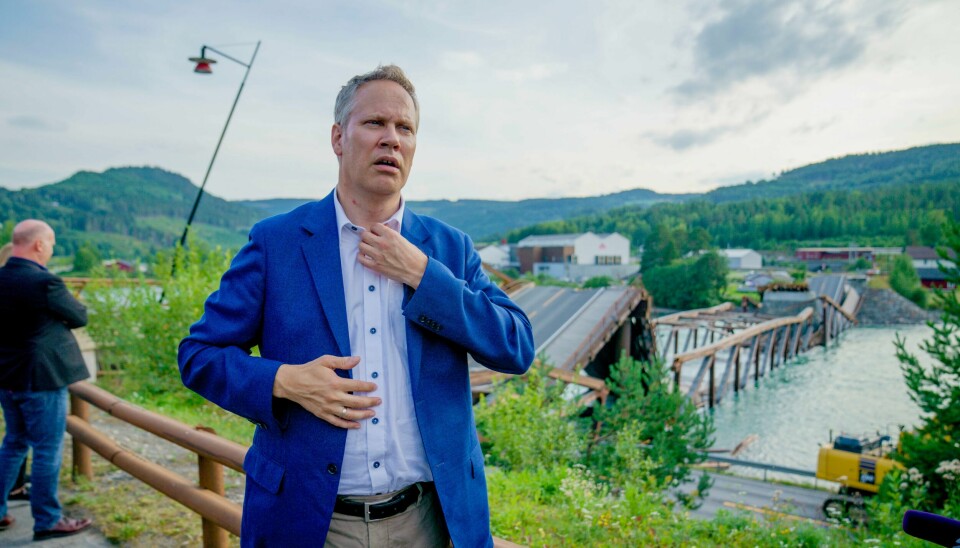 Samferdselsminister Jon-Ivar Nygård (Ap), her på befaring ved Tretten bru over Gudbrandsdalslågen, mener det i dagens situasjon ikke lenger er realistisk å følge opp alt som ligger inne i forrige regjerings NTP. Samferdselsminister Jon-Ivar Nygård (Ap), her på befaring ved Tretten bru over Gudbrandsdalslågen, mener det i dagens situasjon ikke lenger er realistisk å følge opp alt som ligger inne i forrige regjerings NTP. Foto: Stian Lysberg Solum / NTB