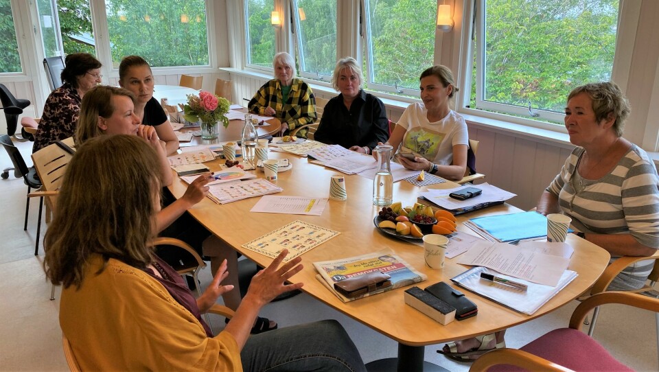 Inkluderingskonsulent Stina Røyrvik i Fredrikstad kommune (nærmest t.v.) er imponert over hvor langt flyktningene og soroptimistene har kommet i løpet av sommeren. Språkkafé for ukrainske flyktninger ved Emil Mørchs minne i Fredrikstad.
