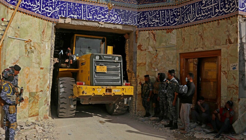 Redningsarbeidere leter etter overlevende etter at et jordskred rammet et religiøst bygg i byen Karbala i Irak. Redningsarbeidere leter etter overlevende etter at et jordskred rammet et religiøst bygg i byen Karbala i Irak.