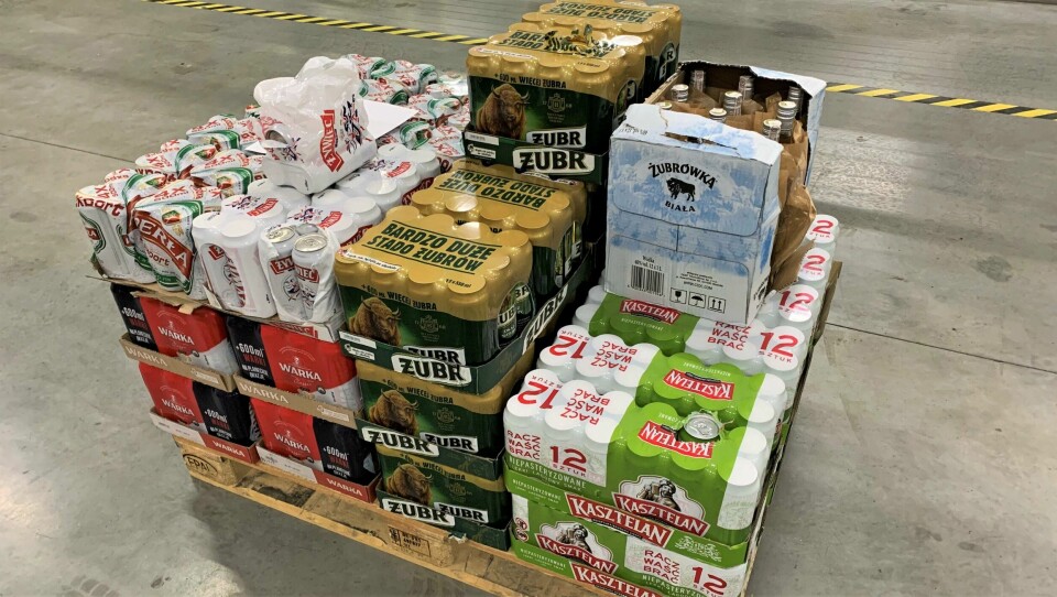 Brettene med øl og kassa med vodka ble oppdaget da vogntoget måtte gjennom Tolletatens skanner. Beslag av 318 liter øl og 12 liter vodka ved Svinesund tollsted fredag 19. august 2022.
