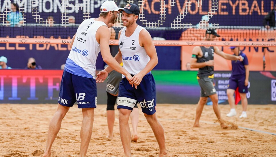 Sandvolleyballstjernene Anders Mol og Christian Sørum hadde grunn til å smile bredt i EM-kvartfinalen mot Tyskland i München. Sandvolleyballstjernene Anders Mol og Christian Sørum hadde grunn til å smile bredt i EM-kvartfinalen mot Tyskland i München. Foto: Lise Åserud / NTB
