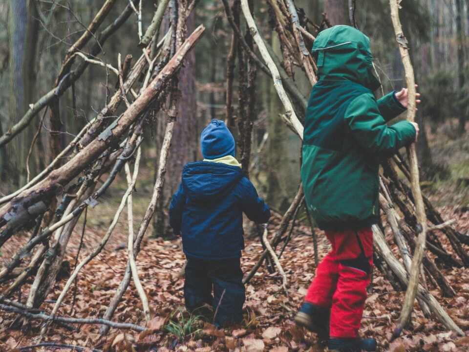 I leken bruker barna helt naturlig empati, kreativitet og problemløsing. Det gir næring til ferdigheter som allerede etterspørres i arbeidslivet og som vil bli stadig viktigere. Barn som leker med pinner i skogen