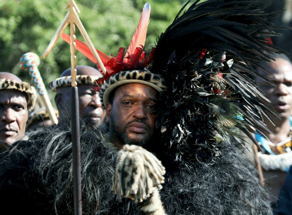 Misuzulu Zulu ble lørdag feiret som zulunasjonens nye konge i Sør-Afrika, til tross for en opprivende familiekrangel om tronfølgen. Misuzulu Zulu ble lørdag feiret som zulunasjonens nye konge i Sør-Afrika, til tross for en opprivende familiekrangel om tronfølgen. Foto: AP / NTB