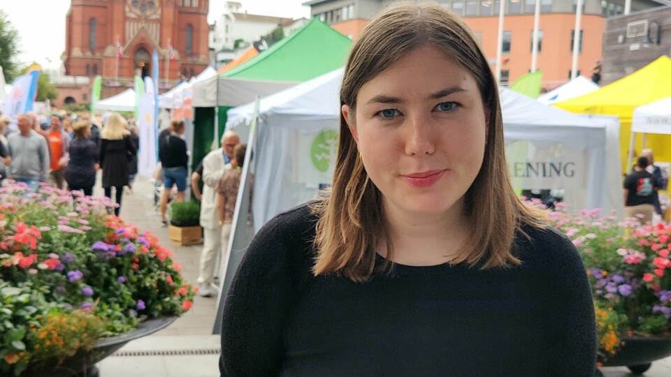 Astrid Hoem, leder i AUF, på Arendalsuka 2022. Astrid Hoem foran folkeliv i Arendal