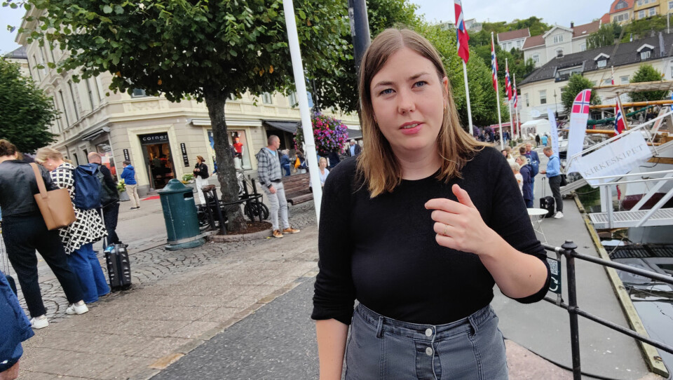 Astrid Hoem, leder i AUF, på Arendalsuka 2022. Astrid Hoem foran folkeliv i Arendal
