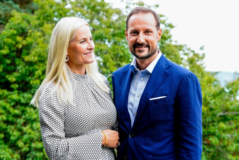 Kronprins Haakon og kronprinsesse Mette-Marit går fra flisfyring til grunnvarme på Skaugum i løpet av året, hvis alt går etter planen. Boringen av 12 energibrønner starter i september. Kronprins Haakon og kronprinsesse Mette-Marit går fra flisfyring til grunnvarme på Skaugum i løpet av året, hvis alt går etter planen. Boringen av 12 energibrønner starter i september.