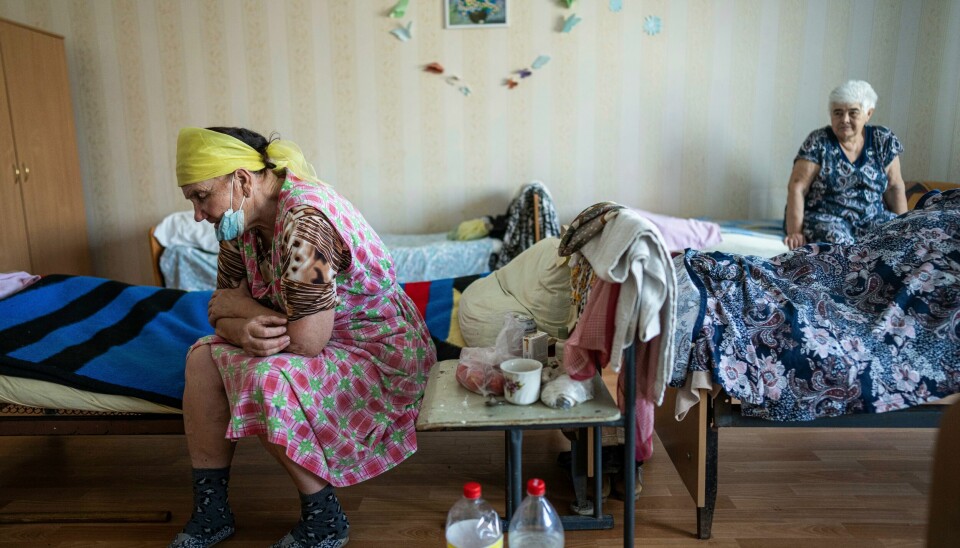 71 år gamle Vera Vasiukova (t.v.) sitter på senga si på et senter for fordrevne i nærheten av Mykolajiv i Ukraina. 71 år gamle Vera Vasiukova (t.v.) sitter på senga si på et senter for fordrevne i nærheten av Mykolajiv i Ukraina.
