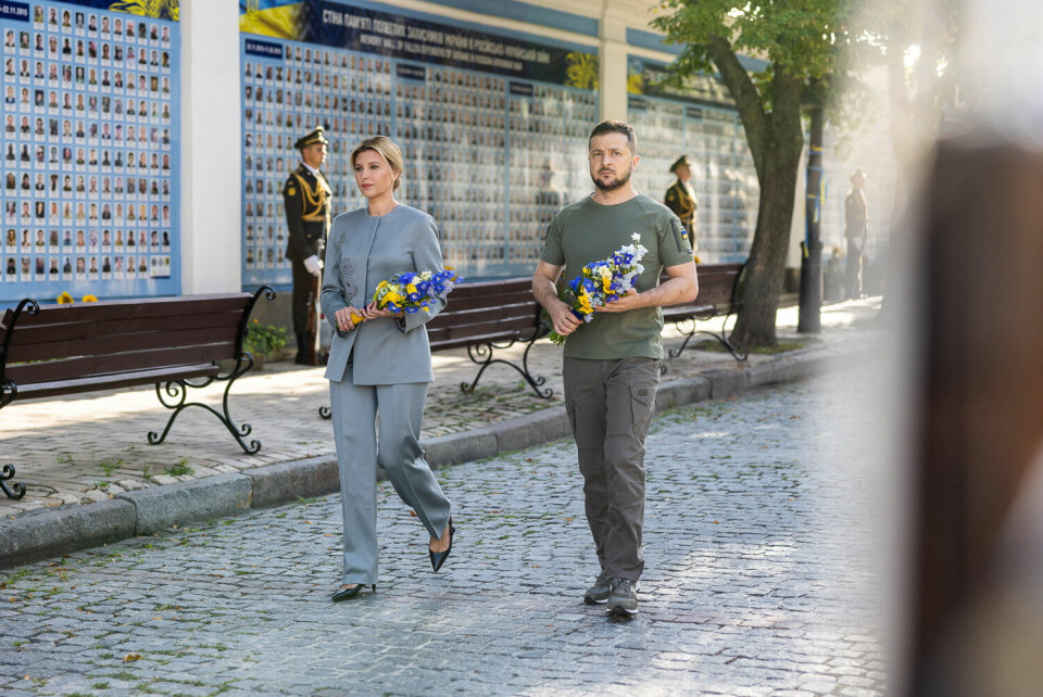 Ukrainas president Volodymyr Zelenskyj og kona Olena Zelenska besøker minnesmerket for falne i Kyiv dagen Ukraina markerer uavhengighetsdagen. Ukrainas president Volodymyr Zelenskyj og kona Olena Zelenska besøker minnesmerket for falne i Kyiv dagen Ukraina markerer uavhengighetsdagen.