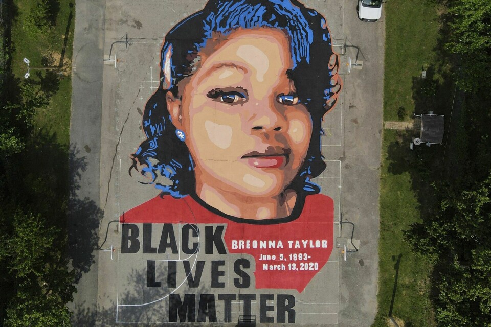 Et maleri av Breonna Taylor på bakken i Chambers Park i Annapolis i juli 2020. Et maleri av Breonna Taylor på bakken i Chambers Park i Annapolis i juli 2020. Foto: Julio Cortez / AP / NTB