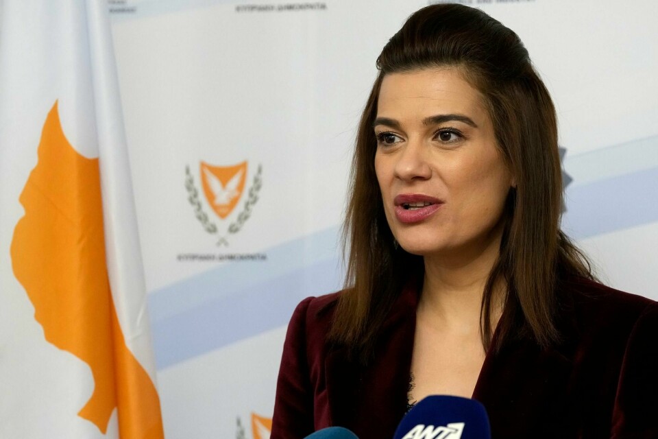 Kypros* energiminister Natasa Pilides. Cypriot Energy Minister Natasa Pilides talks to the media during a press conference at the Energy ministry in Nicosia, Cyprus, Thursday, Jan. 27, 2022. Pilides said that the European Union has earmarked 657 million euros ($736 million) for the construction of a a 2,000 megawatt undersea electricity cable linking the power grids of Israel, Cyprus and Greece. (AP Photo/Petros Karadjias)
