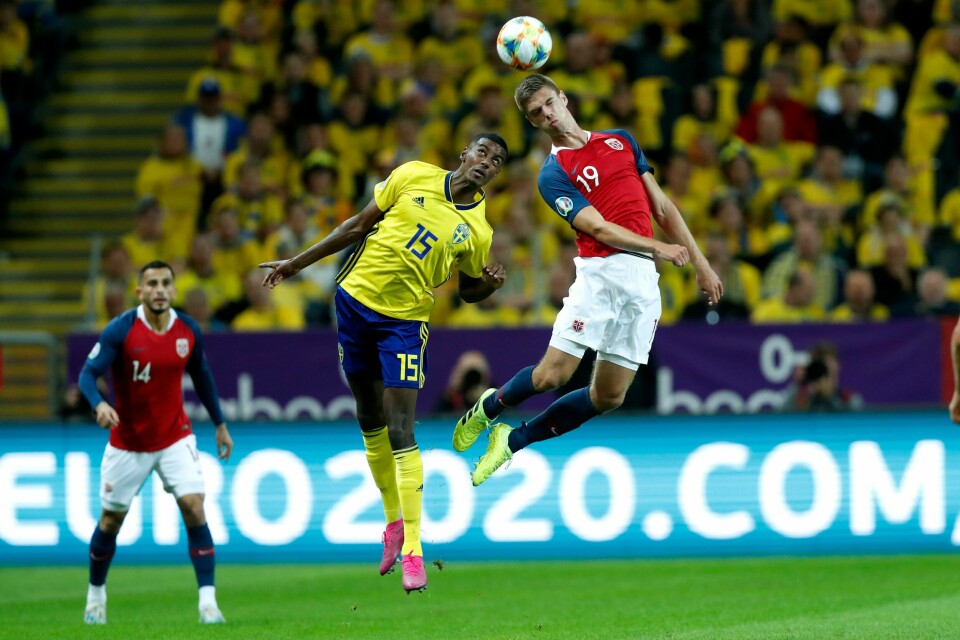 Alexander Isak skal være på vei til Premier League. Sverige-spissen Alexander Isak får sitt gule kort fra den ordinære VM-kvalifiseringen strøket foran omspillet i mars. Her er han fra en kamp mot Norge i 2019. Foto: Stian Lysberg Solum / NTB